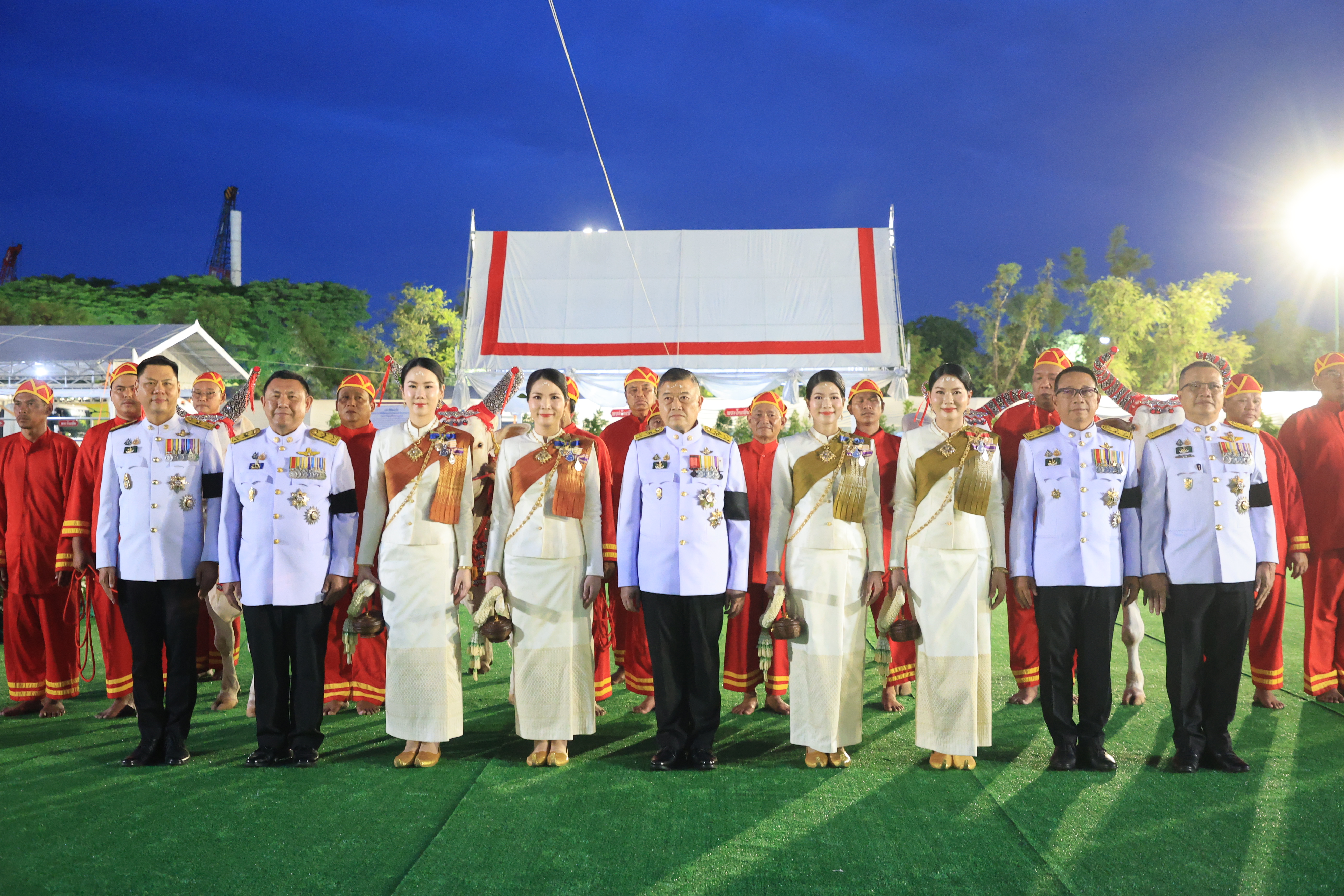 title - ปลัดเกษตรฯ ผู้ทำหน้าที่พระยาแรกนา พร้อมด้วยเทพีคู่หาบทองและเทพีคู่หาบเงิน ทำพิธีล้างมือพระยาแรกนา และเจิมหน้าพระโค